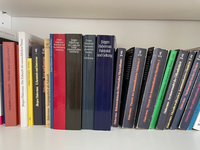 Regal mit Büchern von Habermas